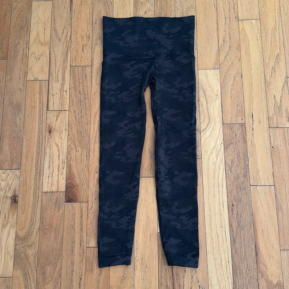 Spanx | camo leggings | size L | gray/black